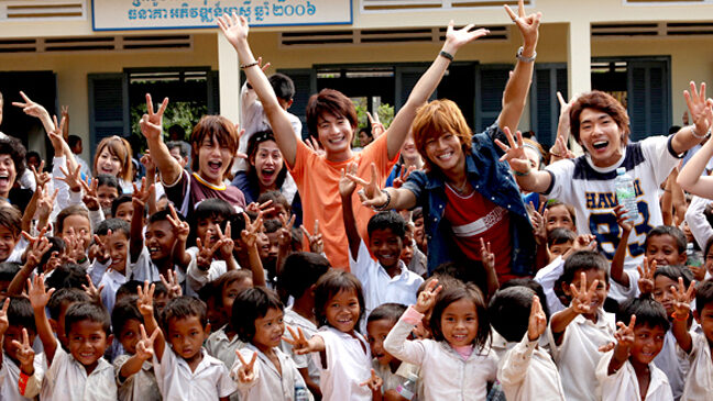Poster of Tuy không thể thay đổi thế giới chúng tôi muốn xây một trường học ở Campuchia